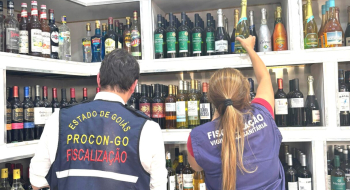 Procon participa de força-tarefa para combater falsificação de bebidas